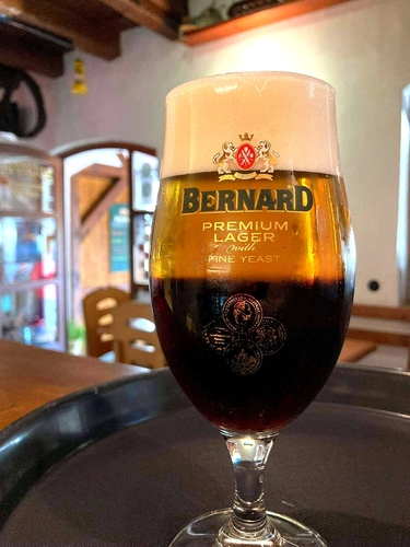 Dvoubarevné řezané pivo Bernard v Pivnici U devatero řemesel v Mikulově.
